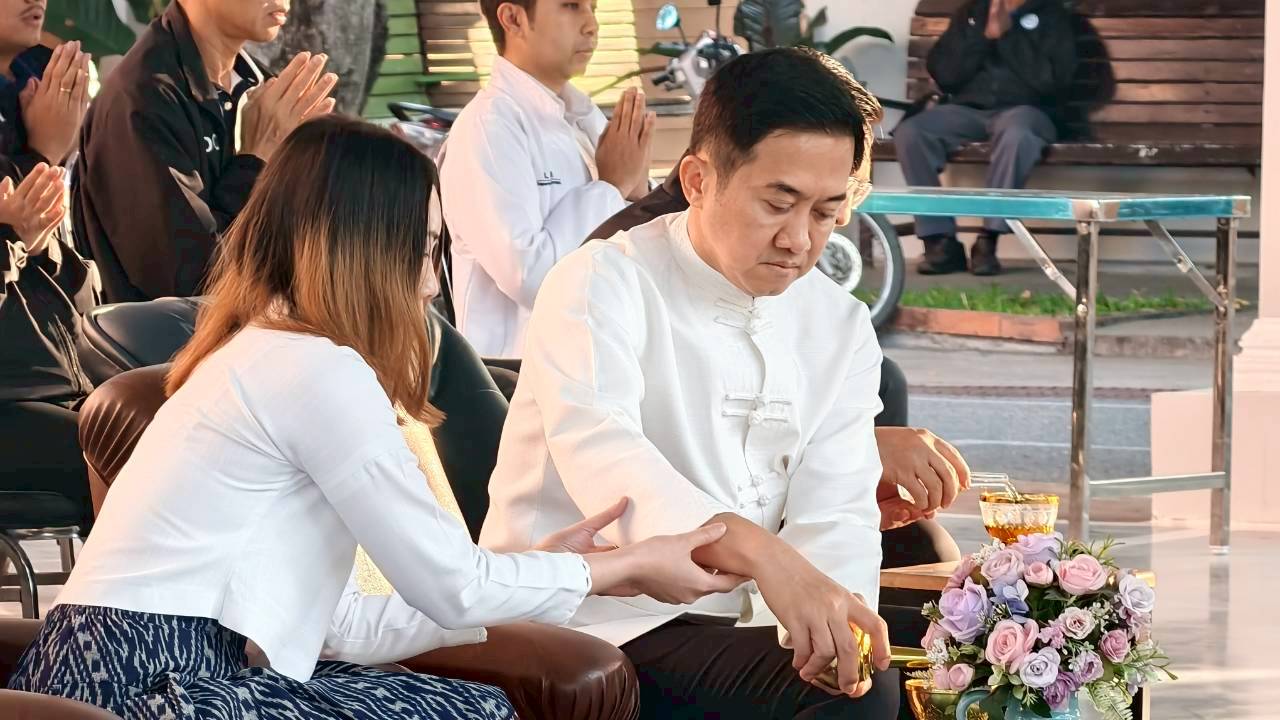 นายเอกนรินทร์ จินทะวงค์ ผู้อำนวยการสำนักงานทางหลวงที่ 11 (ลพบุรี) เป็นประธานในพิธีทำบุญตักบาตรเนื่องในโอกาสวันขึ้นปีใหม่พุทธ