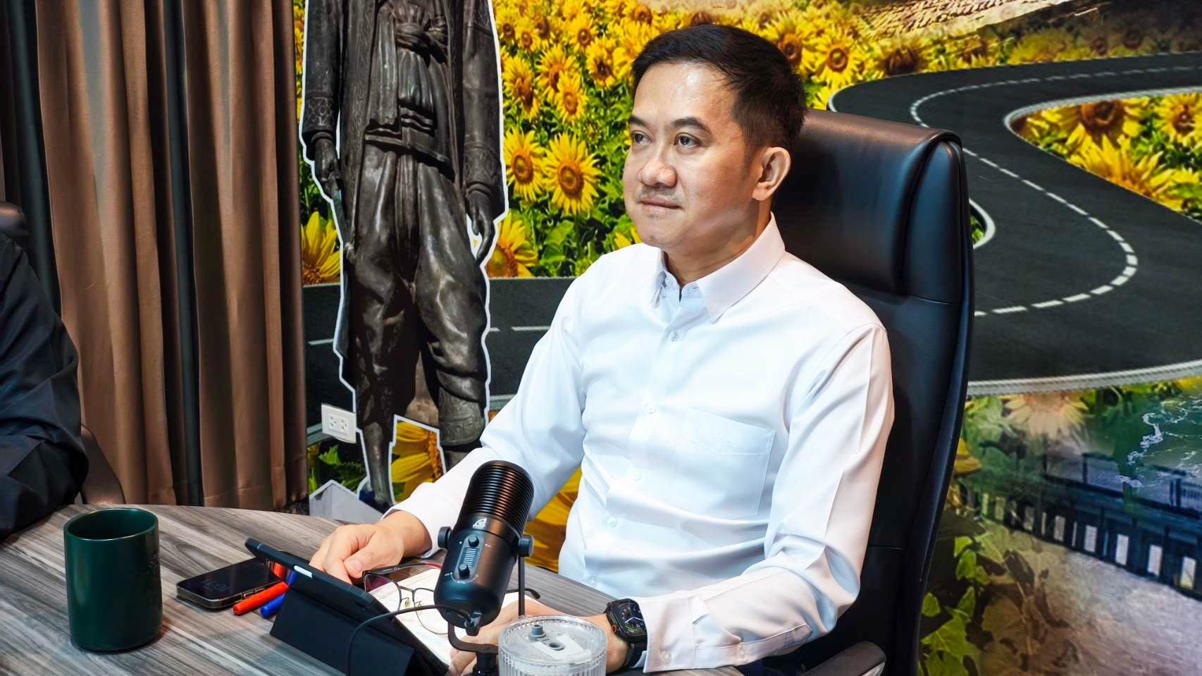 นายเอกนรินทร์ จินทะวงค์ ผู้อำนวยการสำนักงานทางหลวงที่ 11 (ลพบุรี) พร้อมด้วยรองผู้อำนวยการสำนักฯ ผอ.ส่วน/ฝ่าย และเจ้าหน้าที่ที