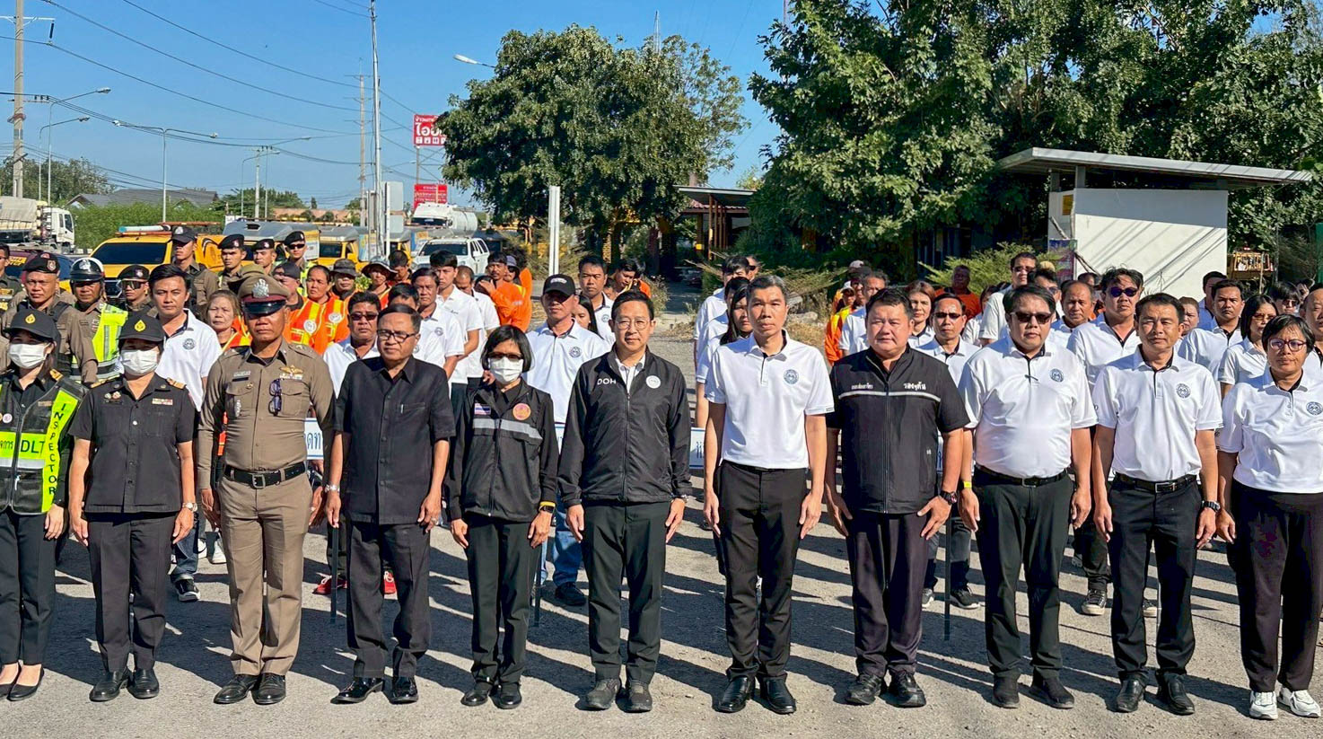 นายนิพันธ์ ใหญ่อรุณ รองผู้อำนวยการสำนักงานทางหลวงที่ 11 (ลพบุรี) ตำแหน่งที่ 1 เป็นประธานในพิธีเปิดศูนย์อำนวยความปลอดภัยช่วงเท