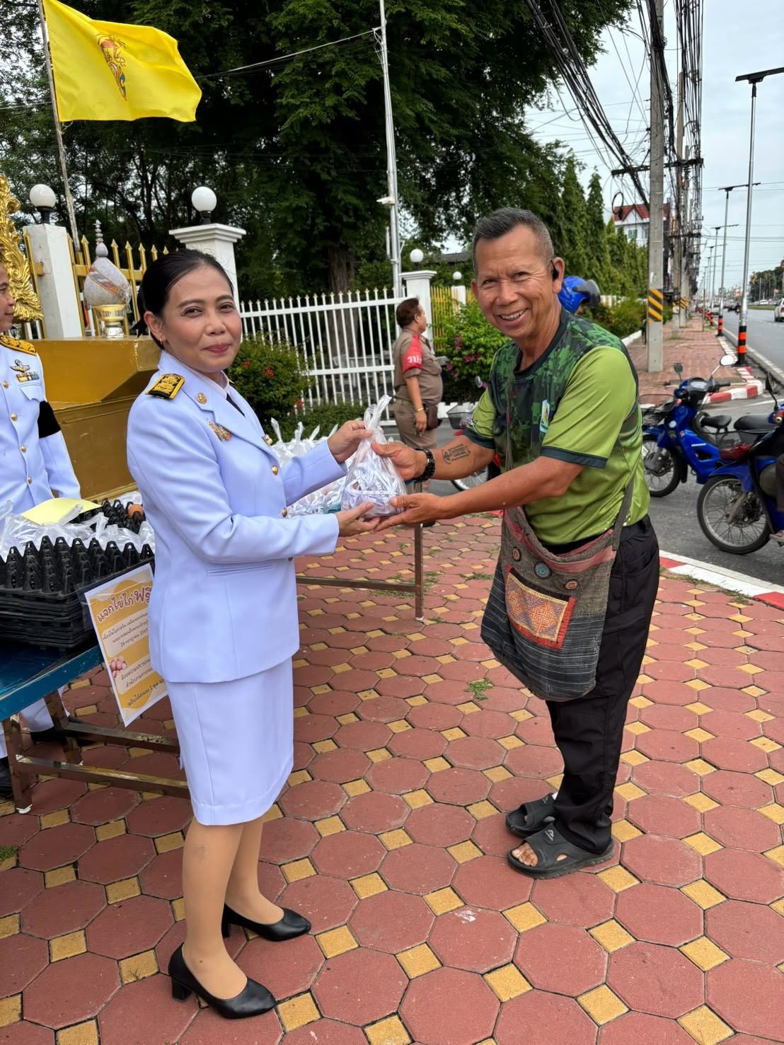 โครงการ “แจกไข่ไก่”